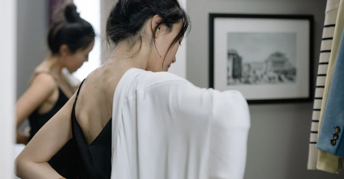 Une femme essaie des vêtements dans une cabine d'essayage moderne avec une décoration artistique.