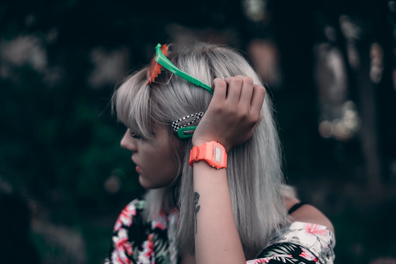 Transition capillaire vers le gris : comment accompagner ses cheveux naturellement